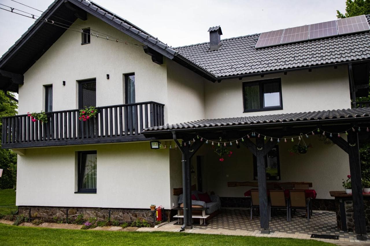 Cabana Magic House văzută din curte, vara