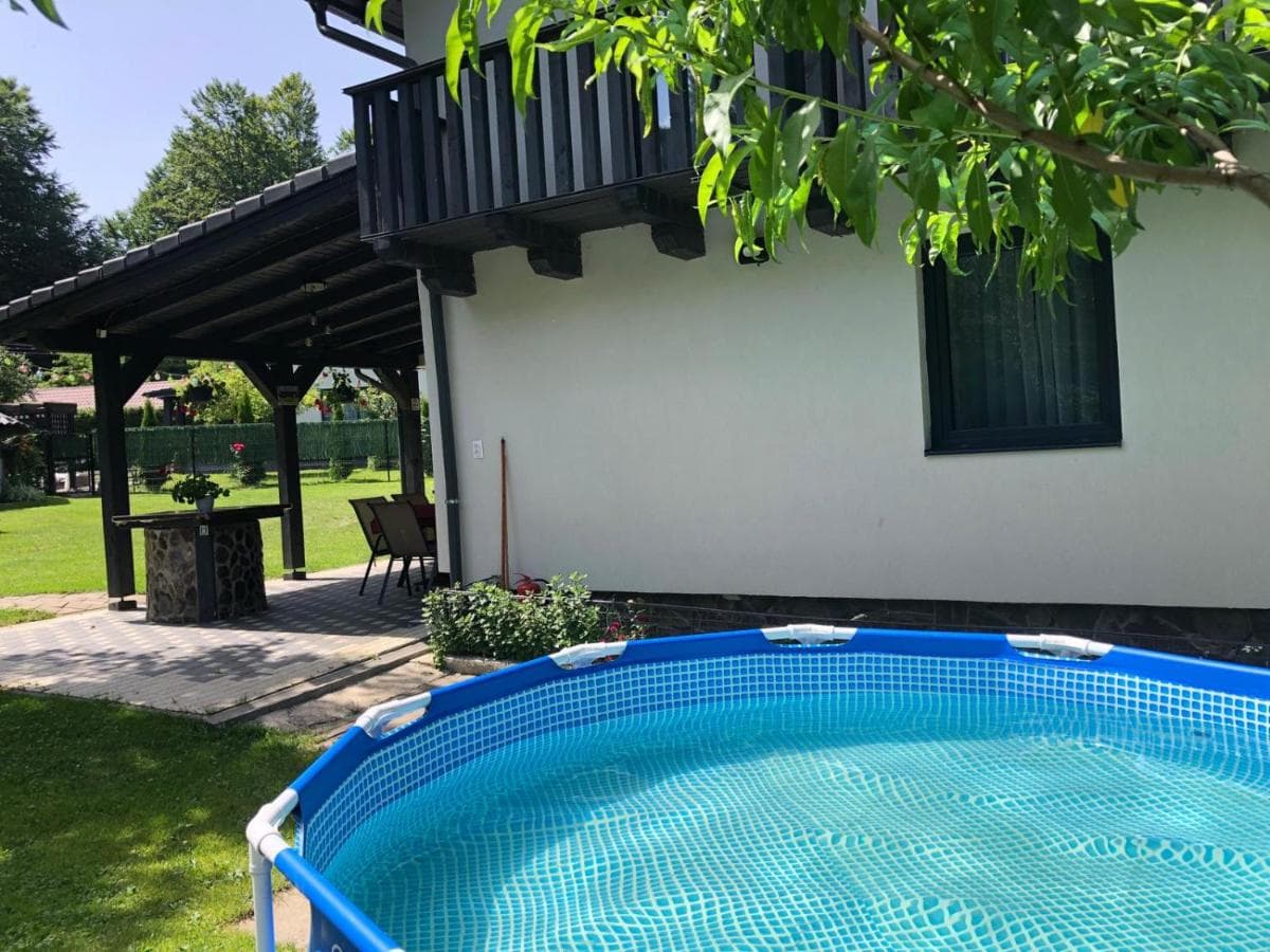 Piscină în grădină